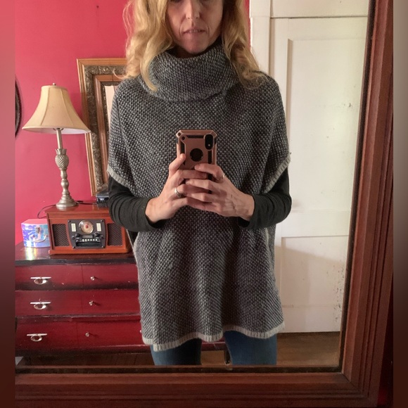 Women’s navy blue and silver knit Gap Turtle Neck Poncho size Medium - Picture 5 of 12